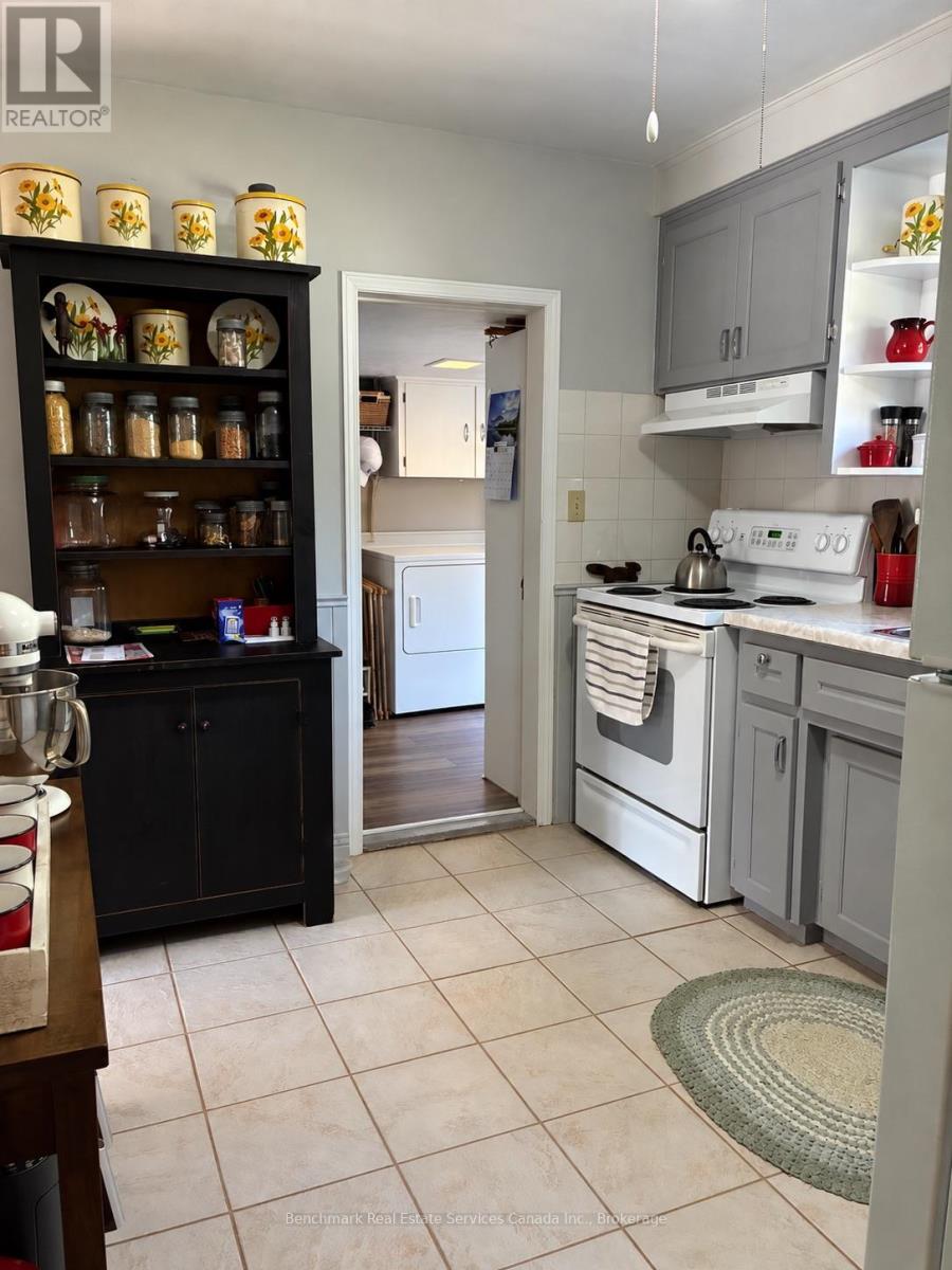 56 Sanders Street E Property Photo 5