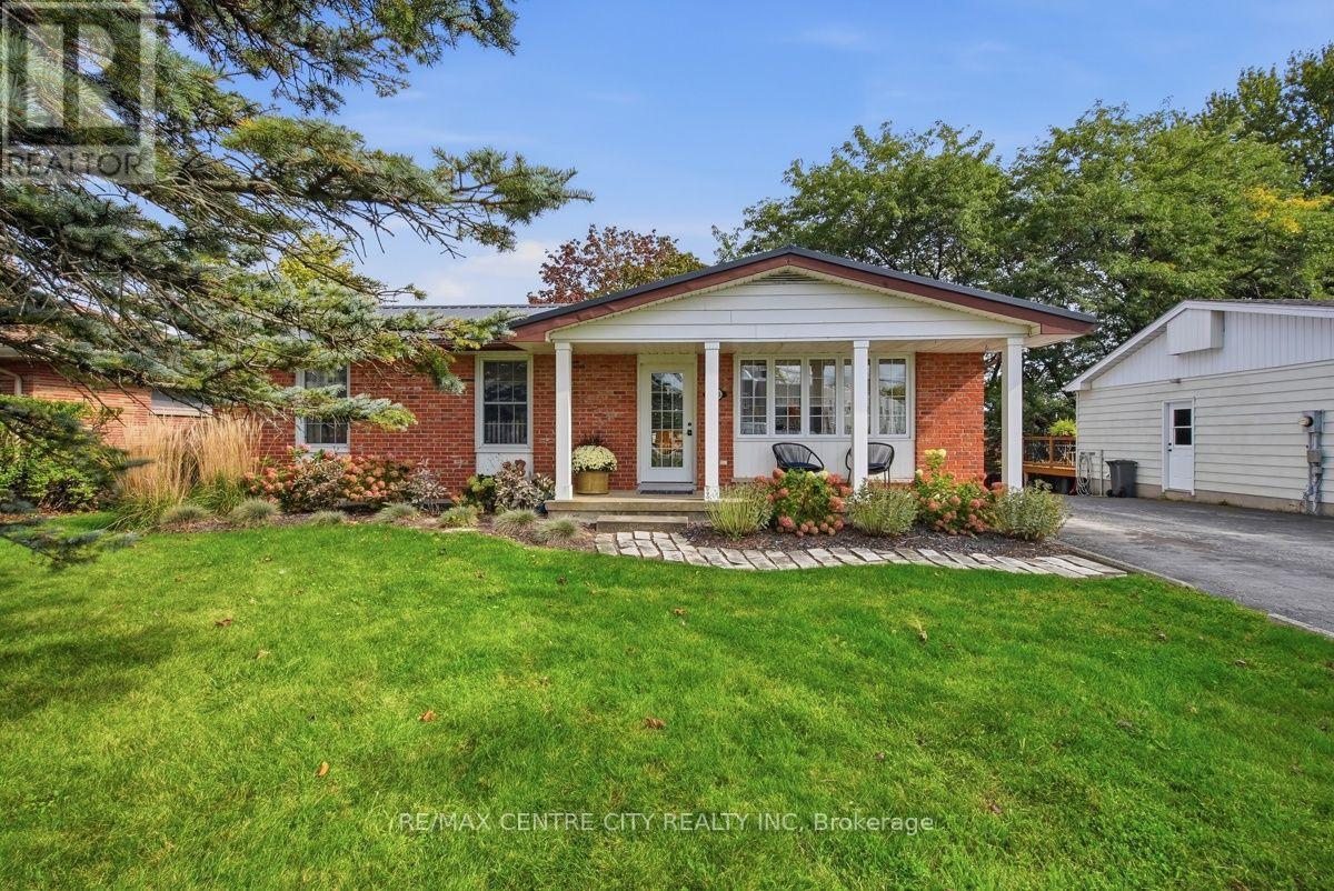 4564 East Road E Property Photo 1