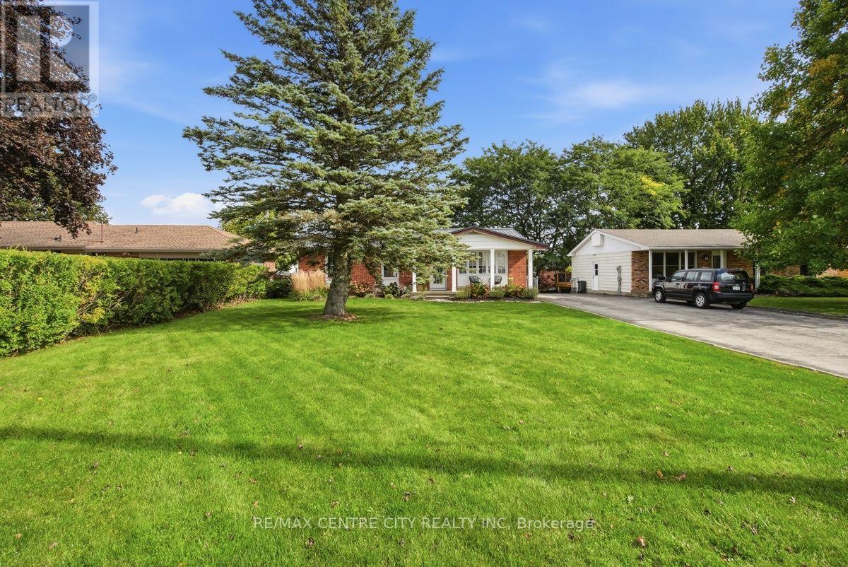 4564 East Road E Property Photo 2