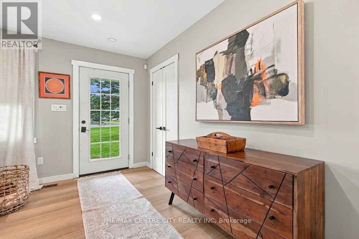 4564 East Road E Property Photo 7