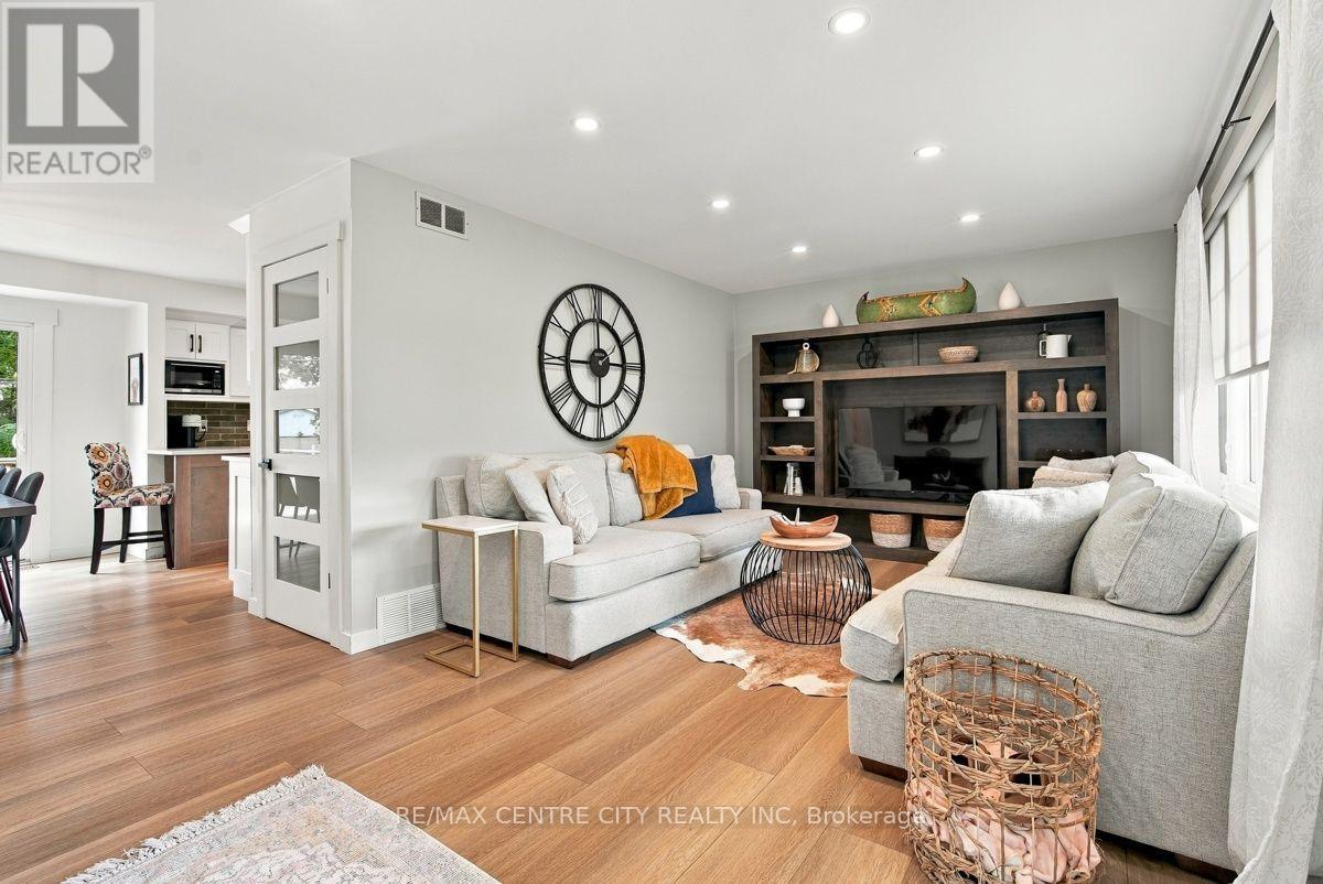 4564 East Road E Property Photo 8