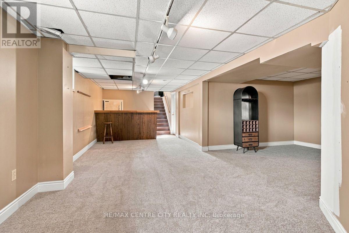 4564 East Road E Property Photo 28