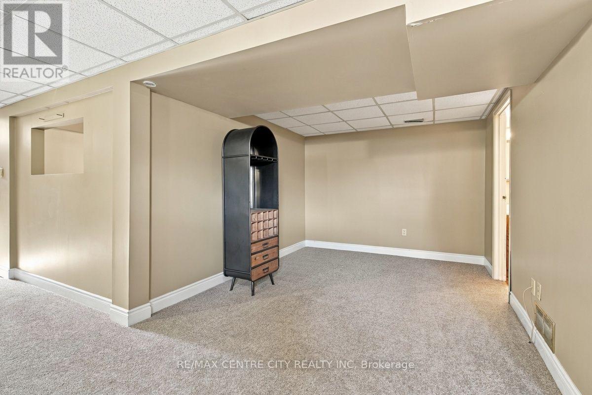 4564 East Road E Property Photo 30