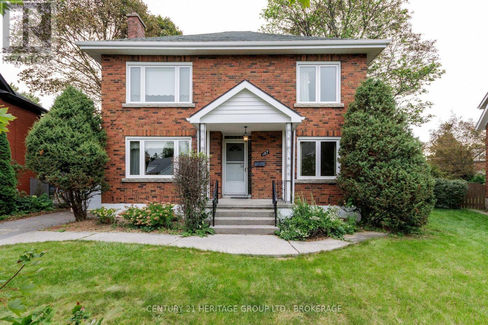 187 College Street Property Photo 2