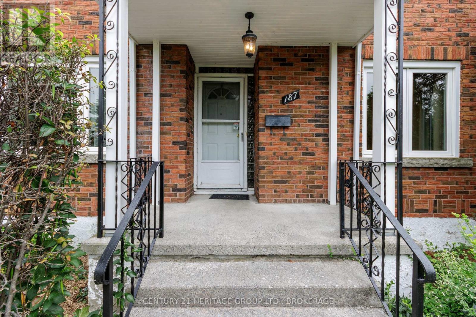 187 College Street Property Photo 3
