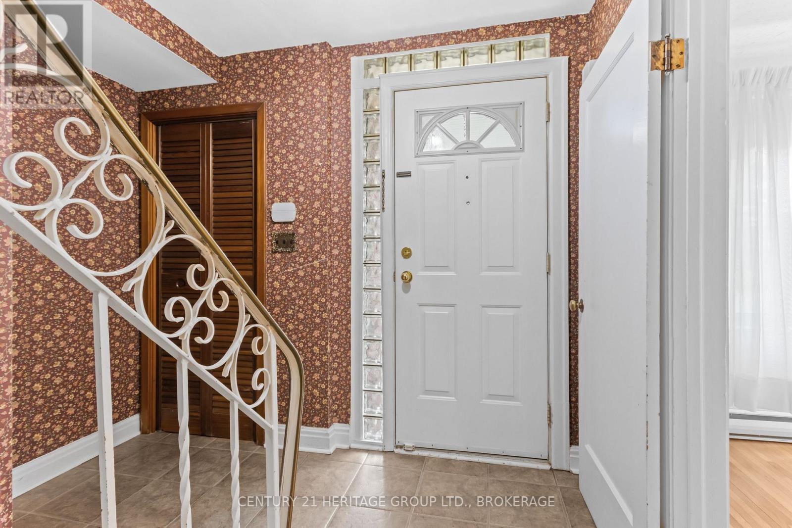 187 College Street Property Photo 4