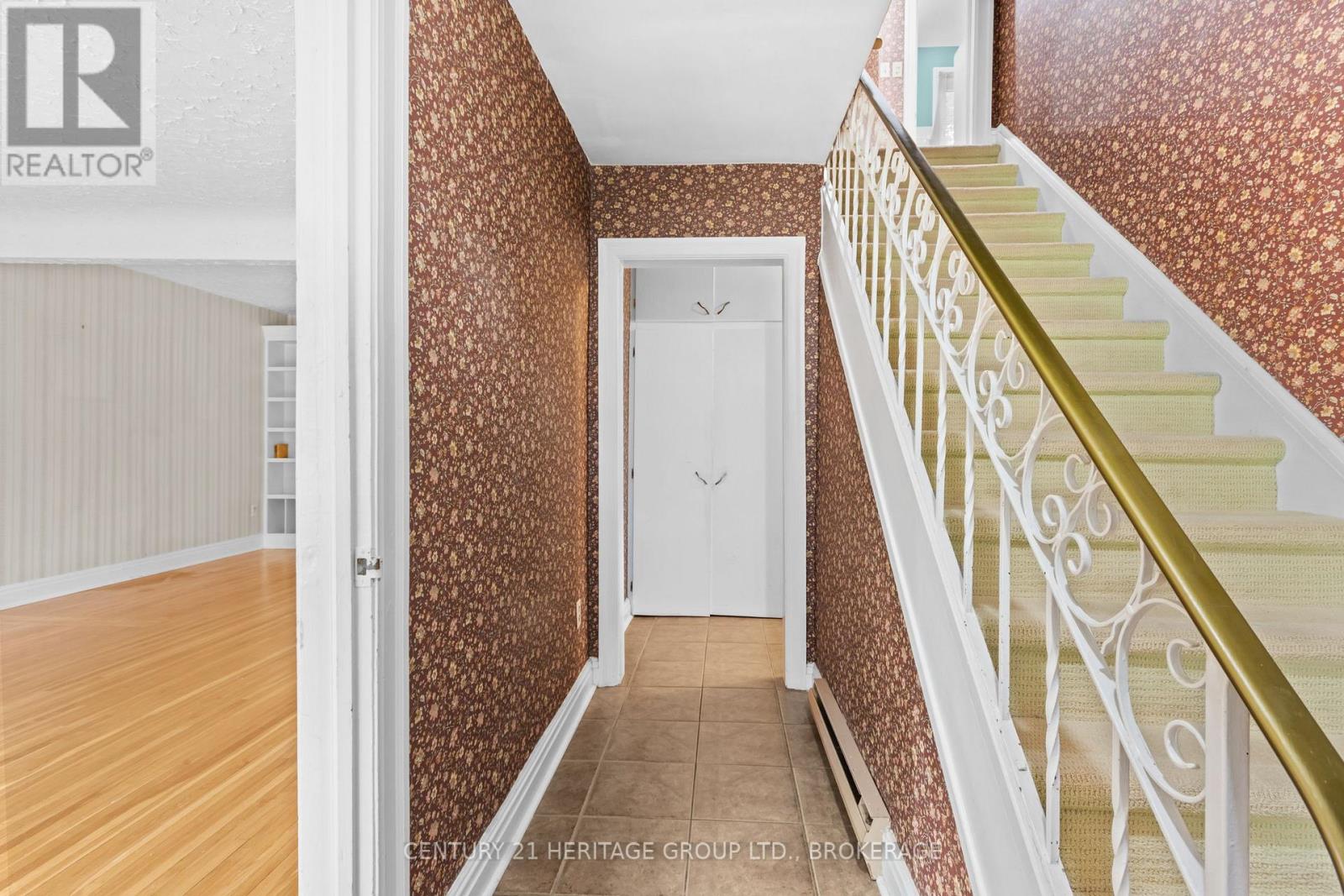 187 College Street Property Photo 5