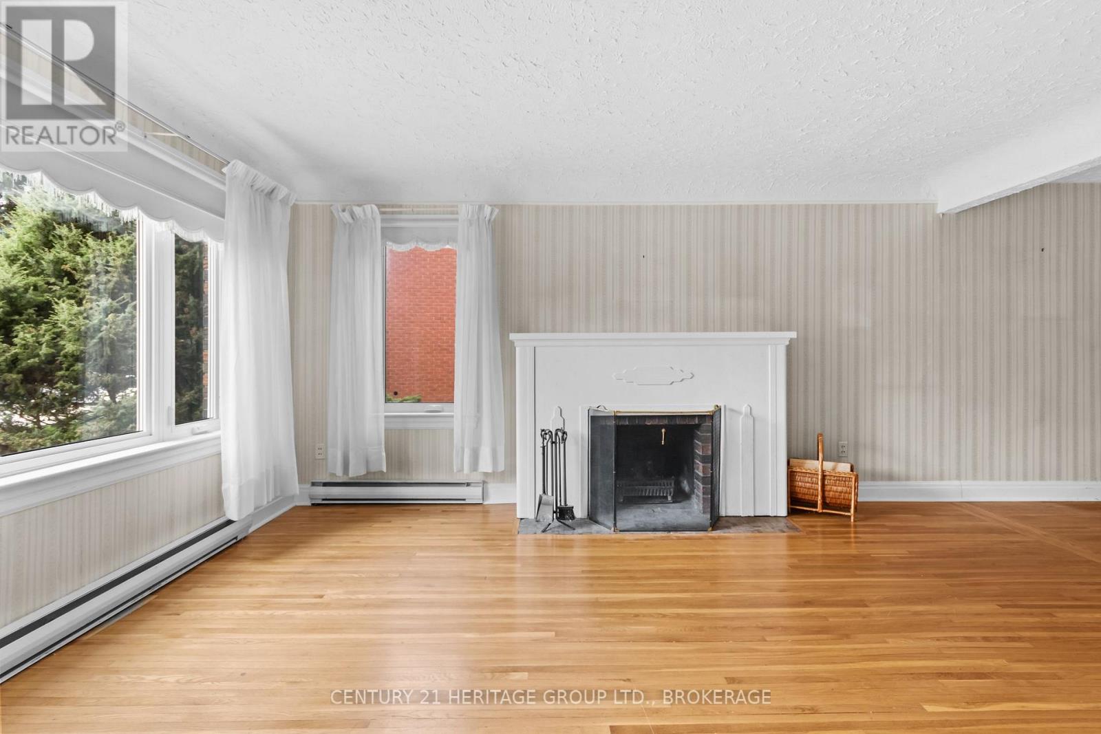187 College Street Property Photo 6
