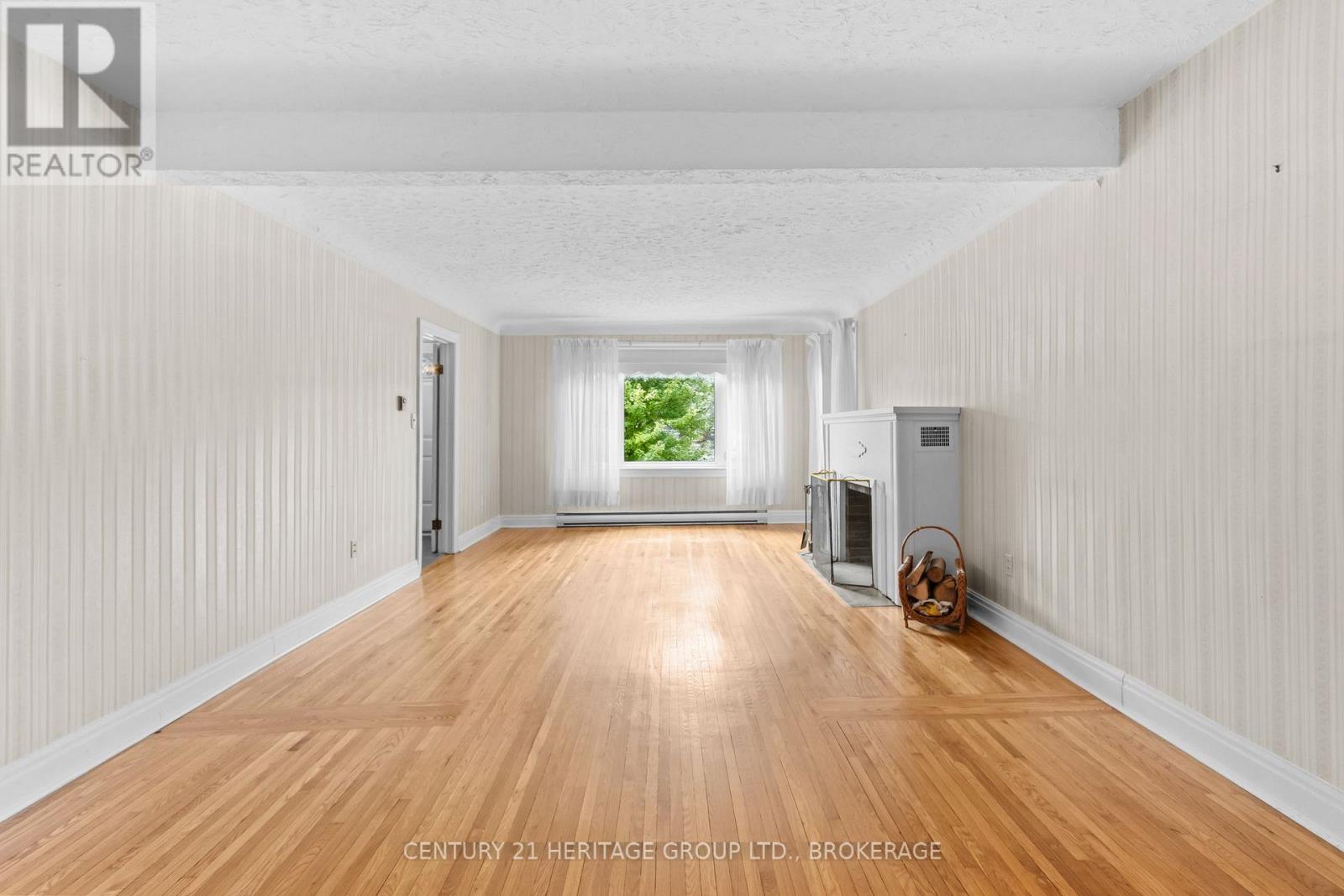 187 College Street Property Photo 8