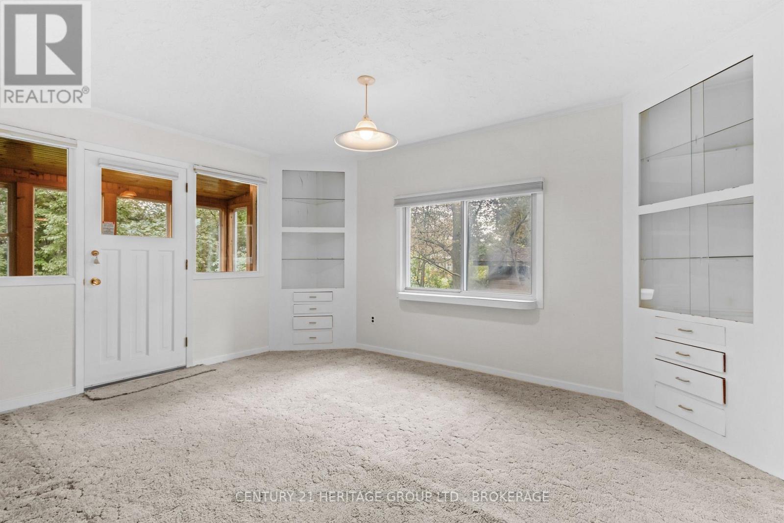 187 College Street Property Photo 10