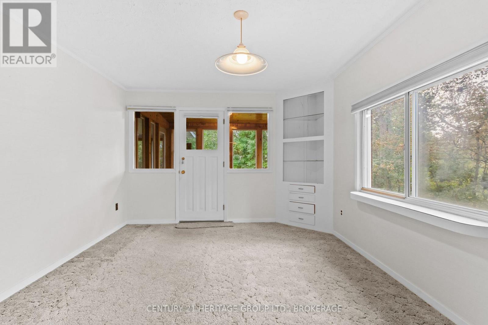 187 College Street Property Photo 11