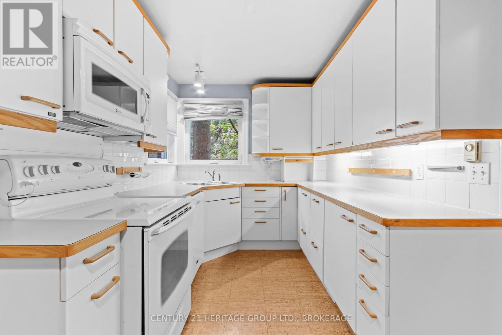 187 College Street Property Photo 17