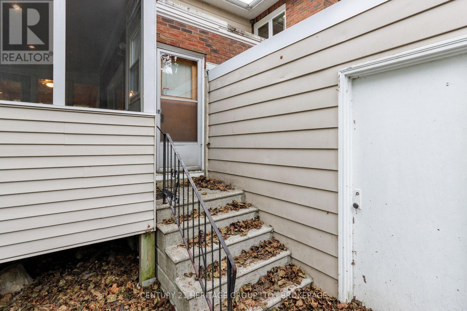 187 College Street Property Photo 44