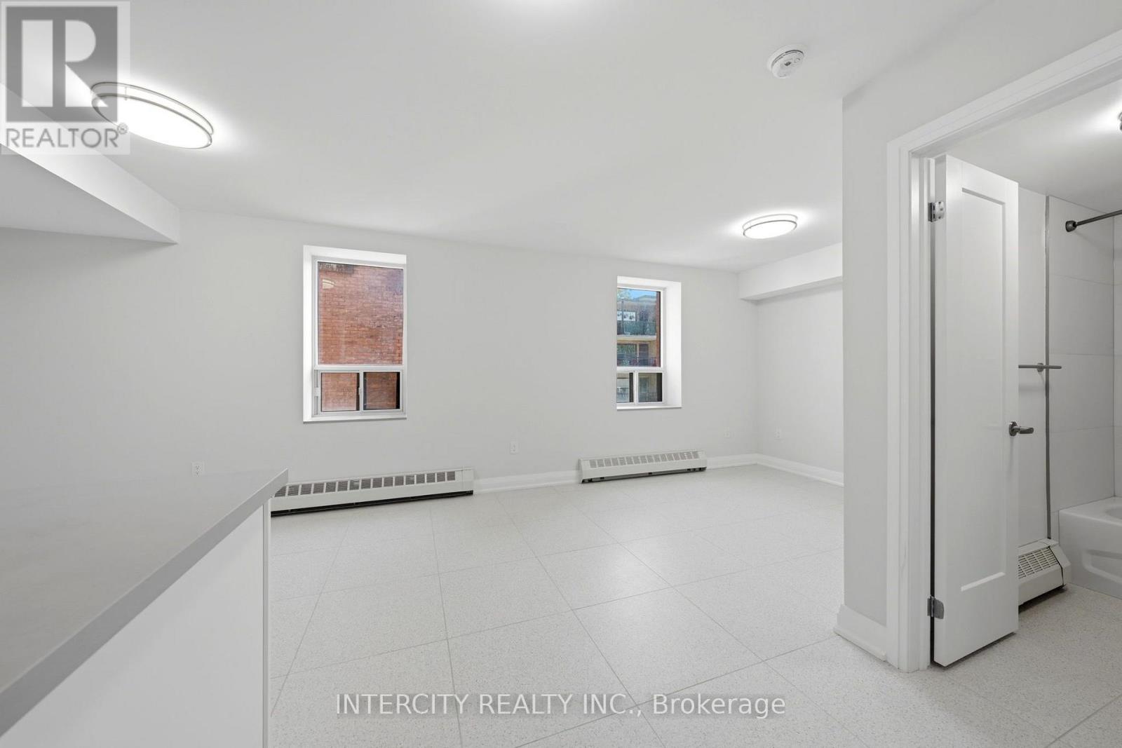 2 - 91 Wentworth Street S Property Photo 3