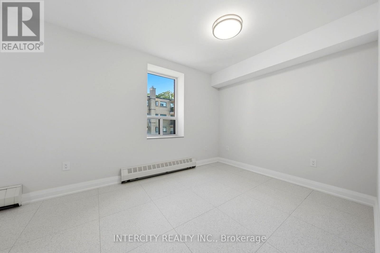 2 - 91 Wentworth Street S Property Photo 6