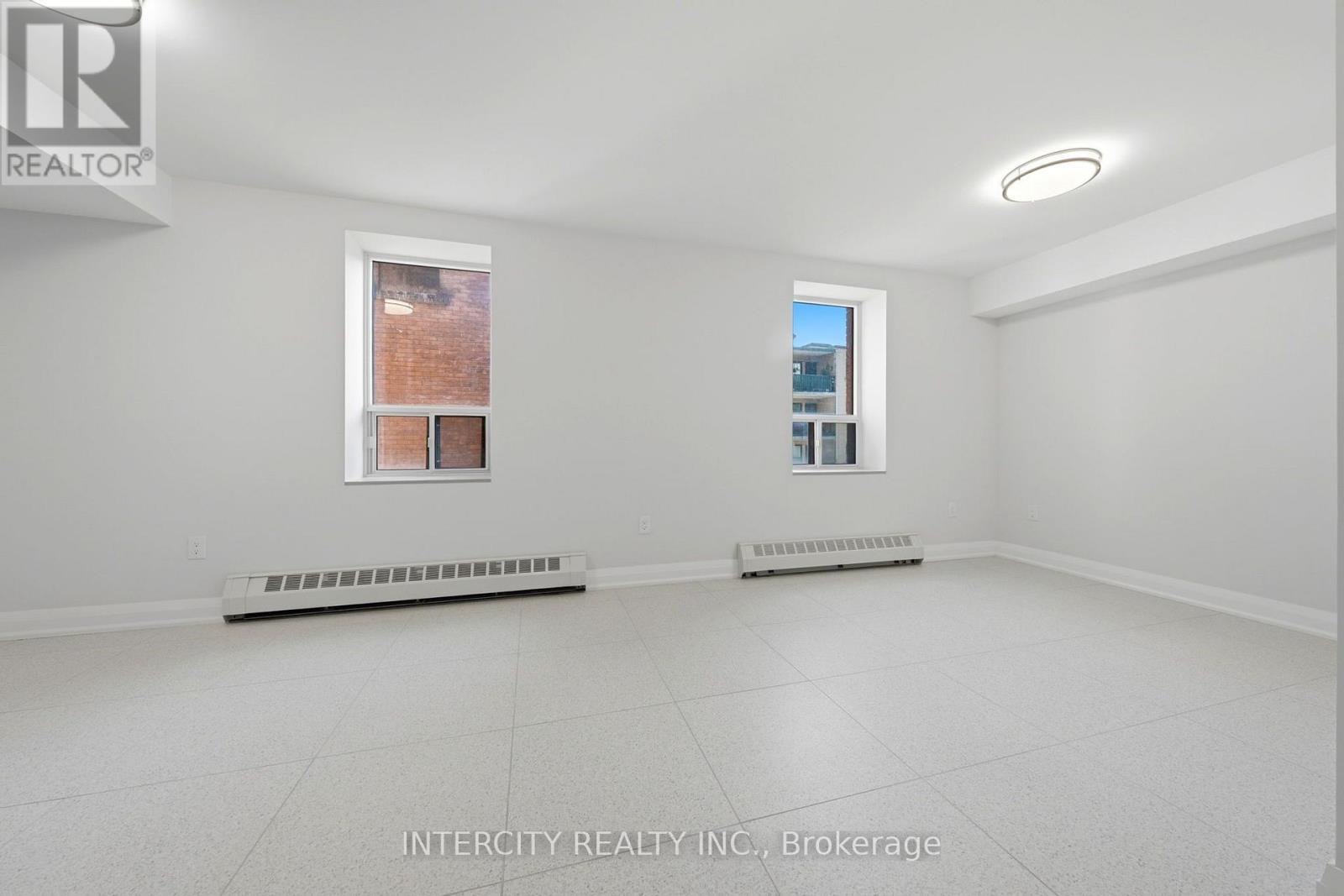 2 - 91 Wentworth Street S Property Photo 9