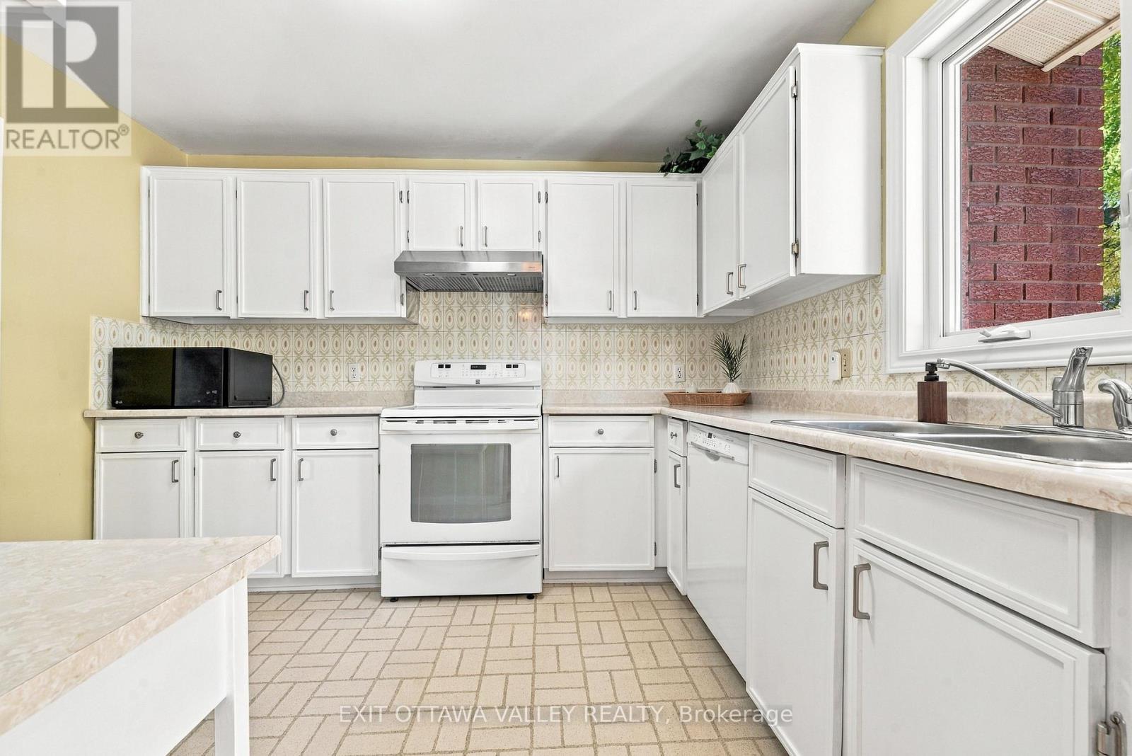 6 Sumac Court Property Photo 16