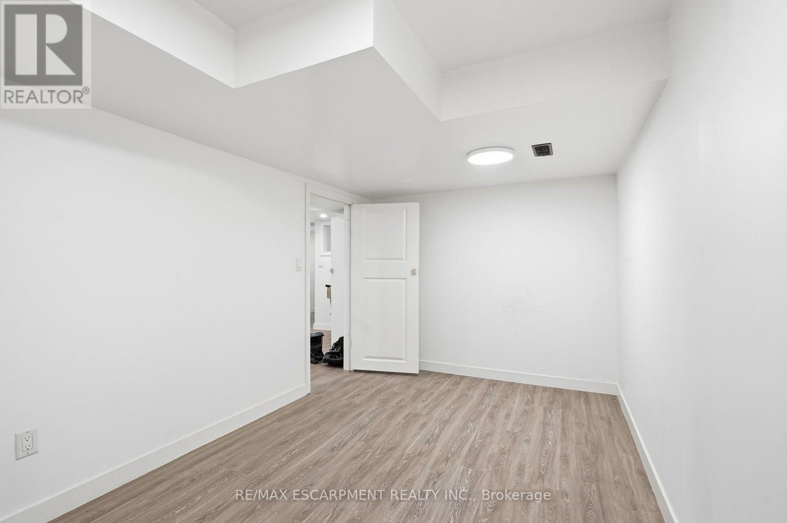 8 - 400 Stonehenge Drive Property Photo 32