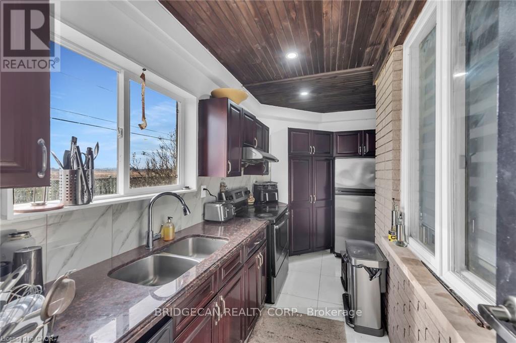 283 Second Road E Property Photo 12