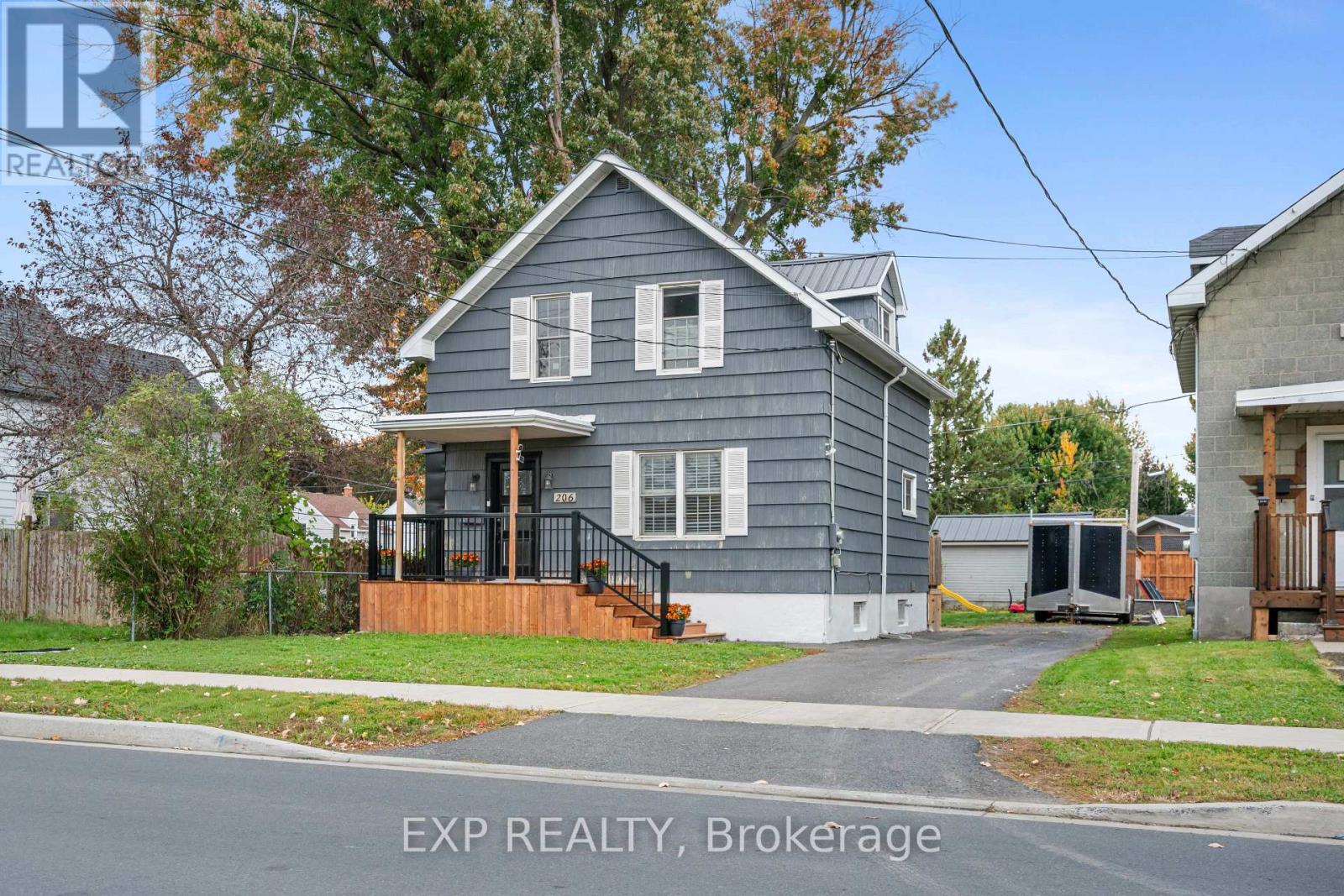 206 FIFTH STREET W Property Photo 1