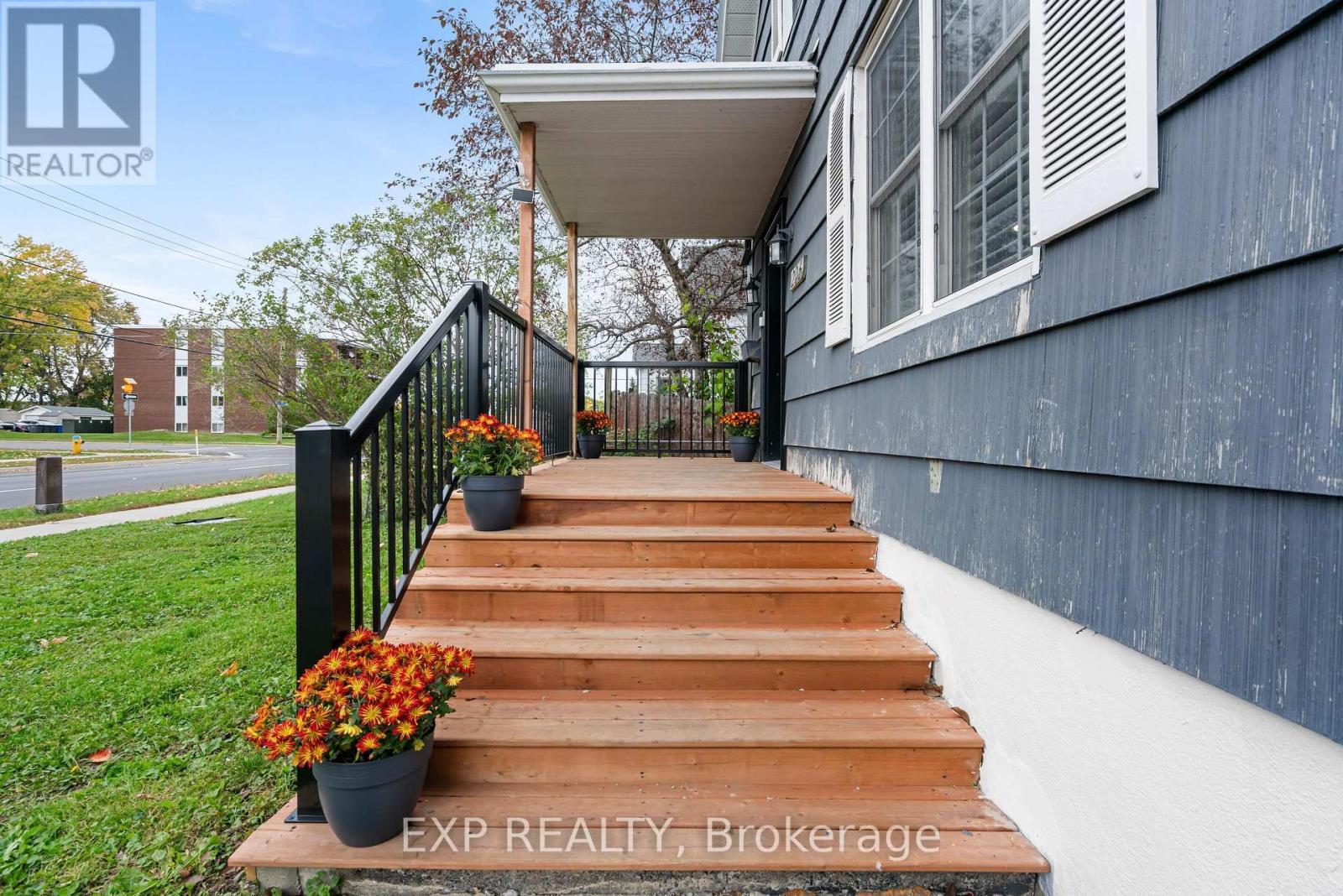 206 Fifth Street W Property Photo 3