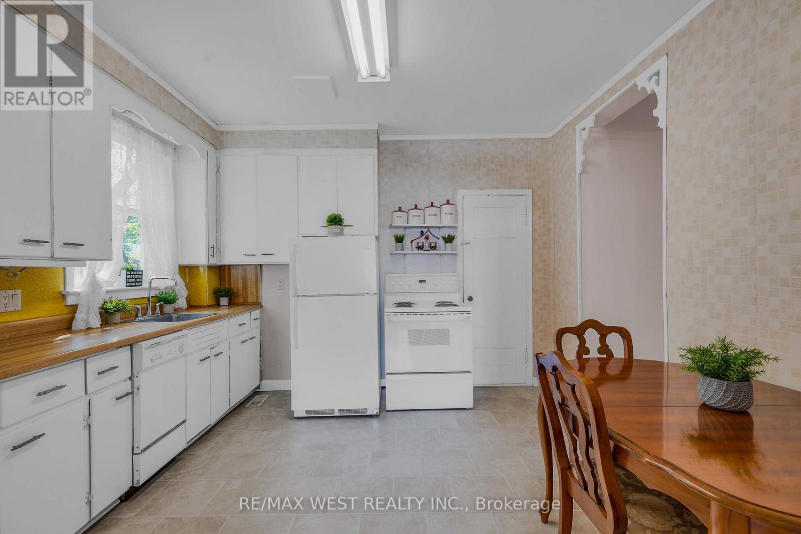 26 Centre Street Property Photo 9