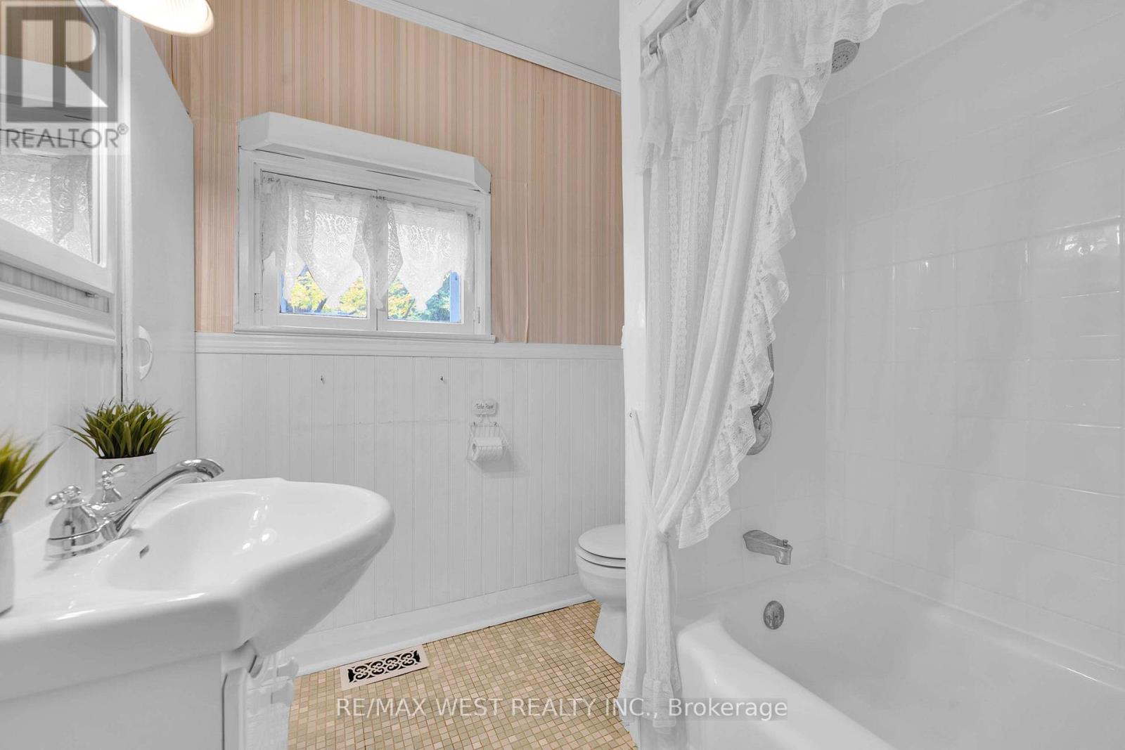 26 Centre Street Property Photo 18