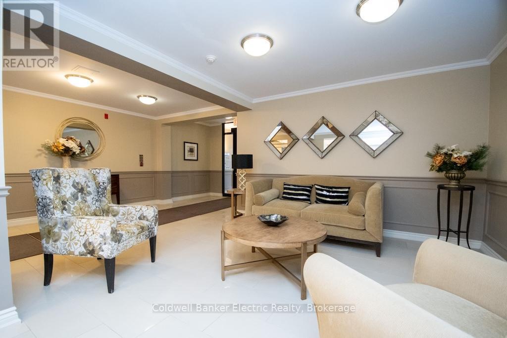 212 - 869 Clonsilla Avenue Property Photo 4