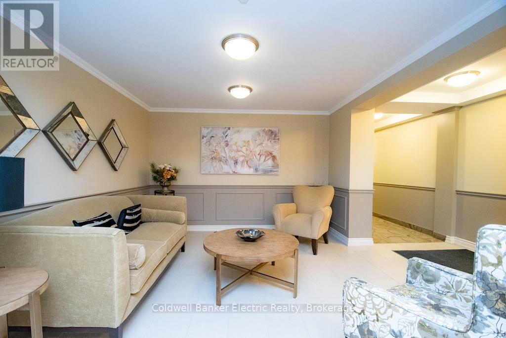 212 - 869 Clonsilla Avenue Property Photo 5