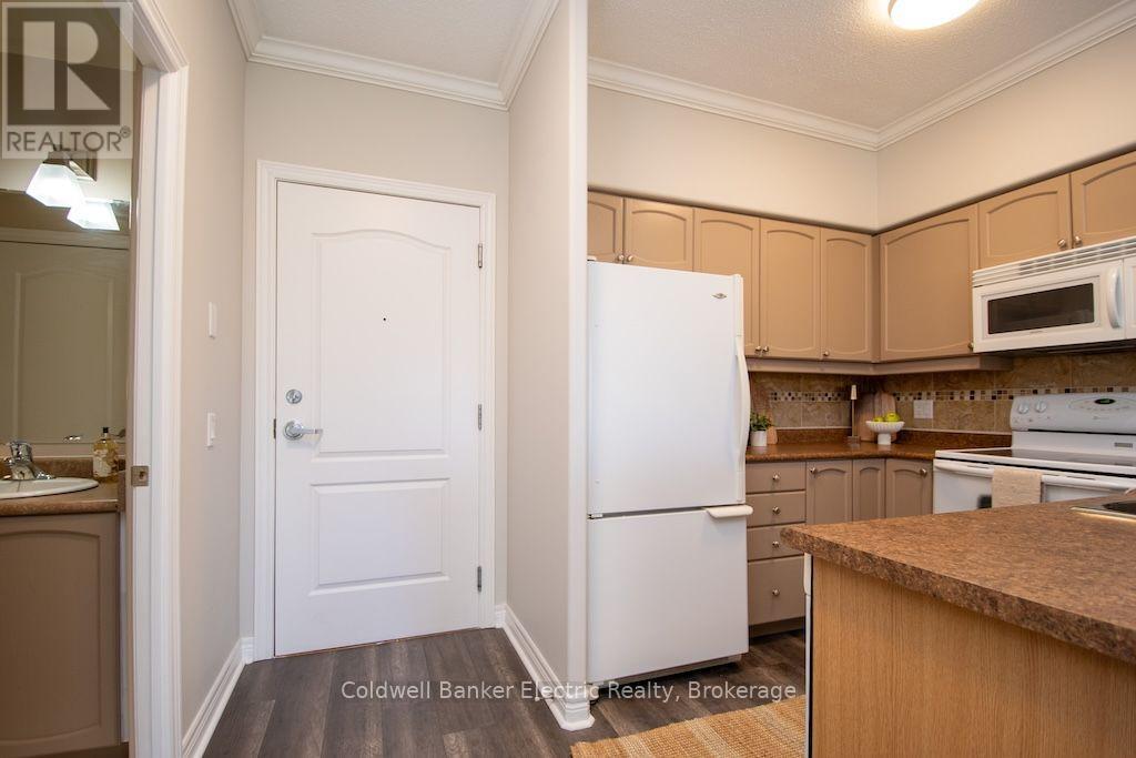 212 - 869 Clonsilla Avenue Property Photo 6