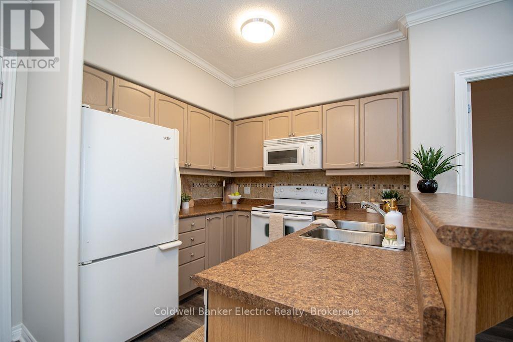 212 - 869 Clonsilla Avenue Property Photo 7