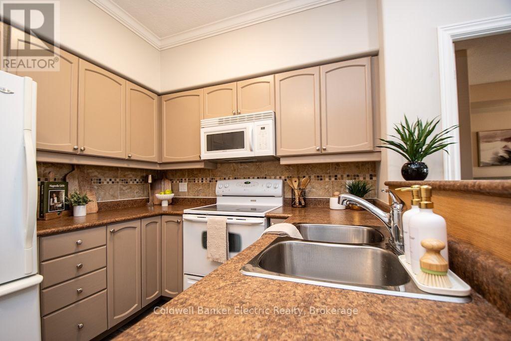 212 - 869 Clonsilla Avenue Property Photo 15