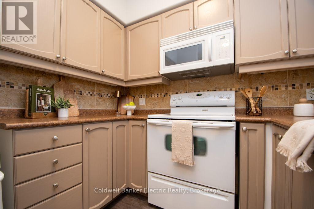 212 - 869 Clonsilla Avenue Property Photo 16