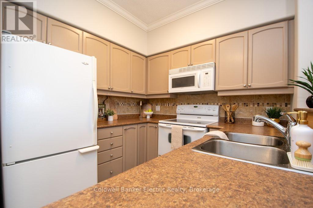212 - 869 Clonsilla Avenue Property Photo 17