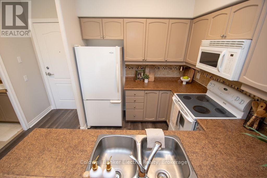 212 - 869 Clonsilla Avenue Property Photo 18