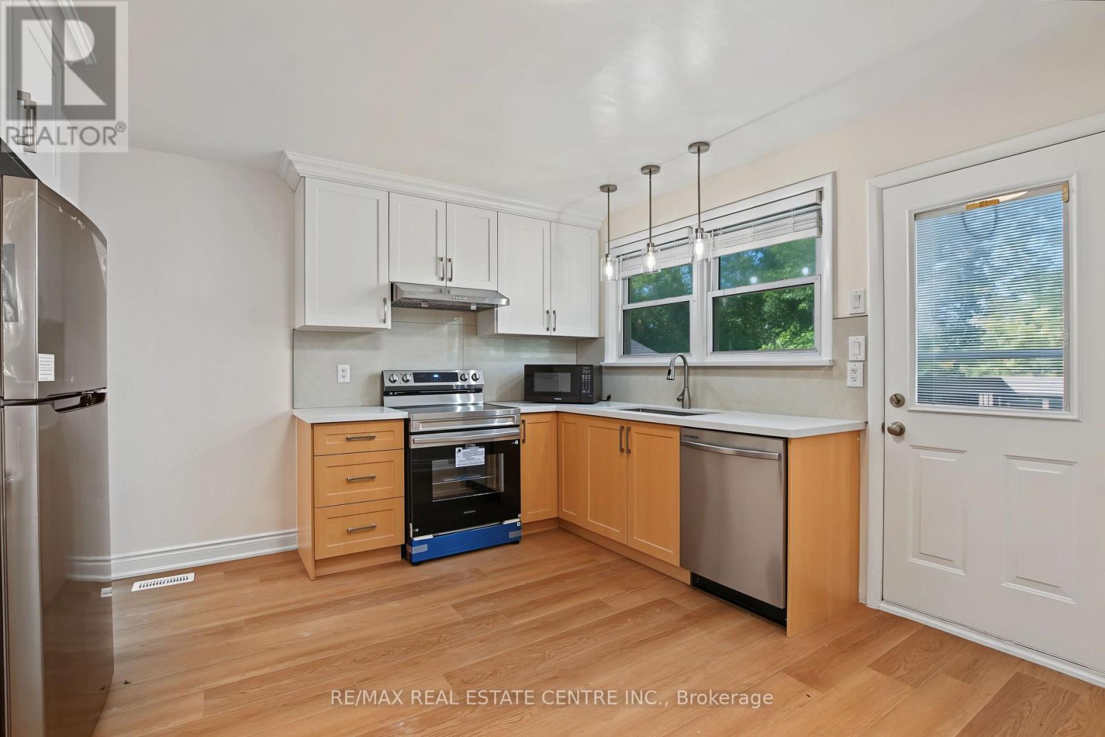 143 Elgin Crescent Property Photo 3