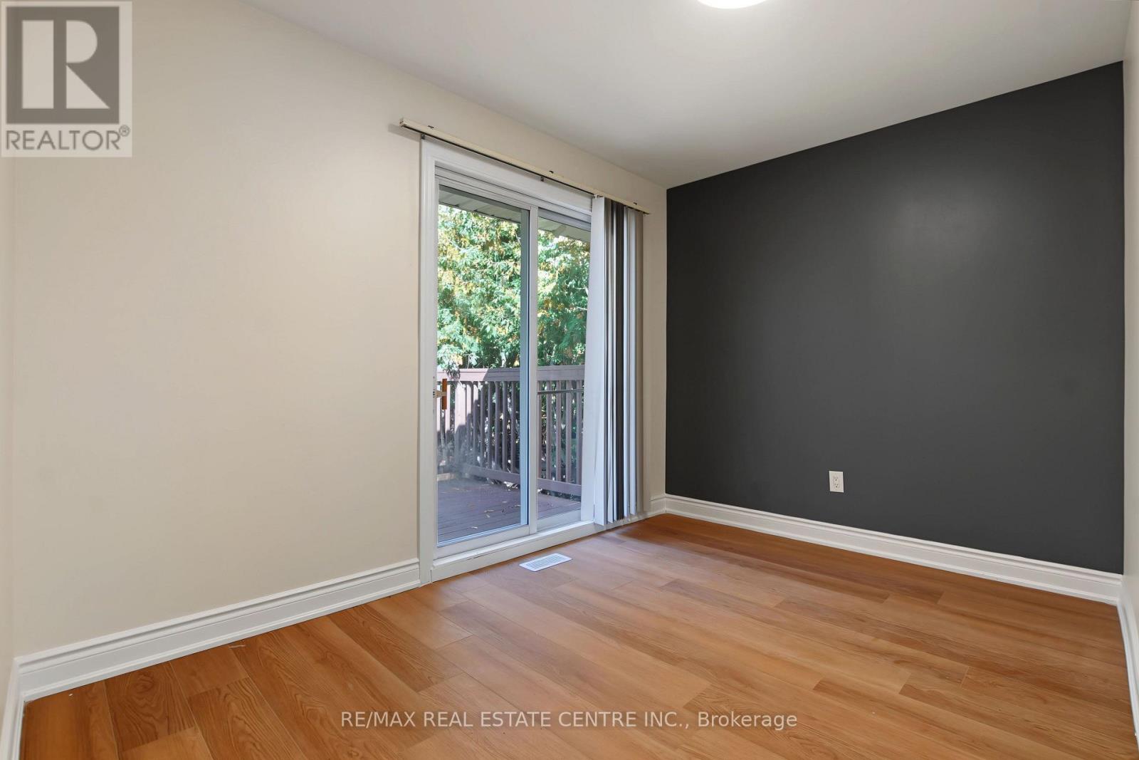 143 Elgin Crescent Property Photo 6
