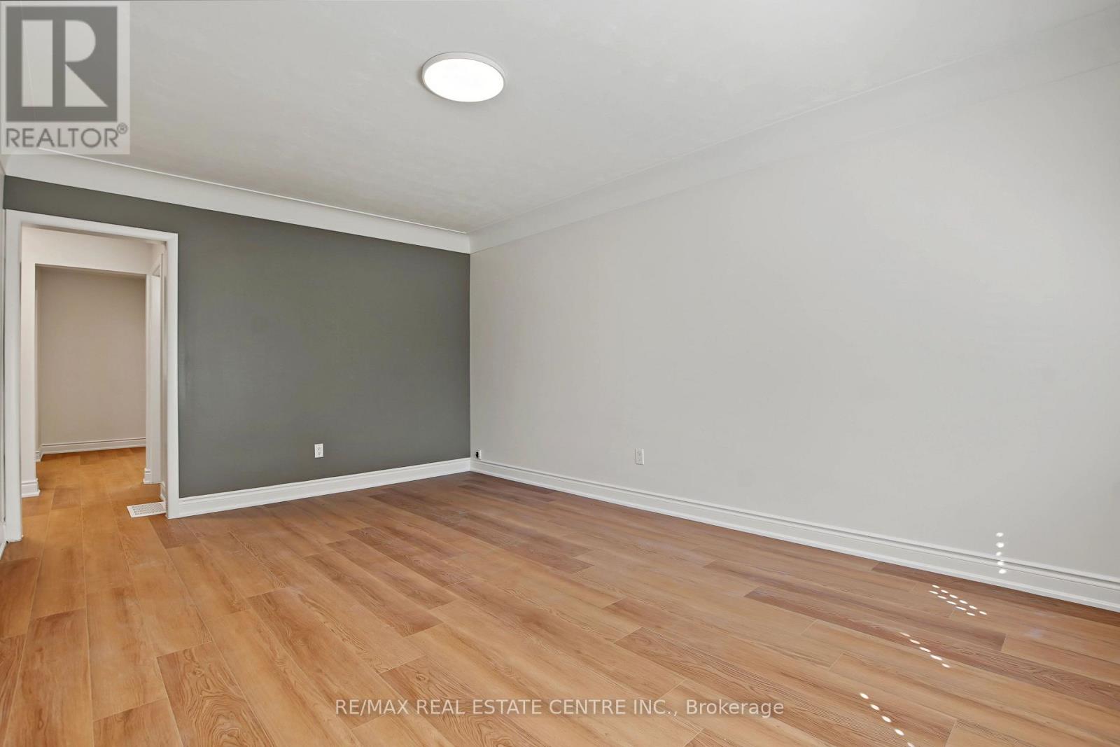 143 Elgin Crescent Property Photo 10