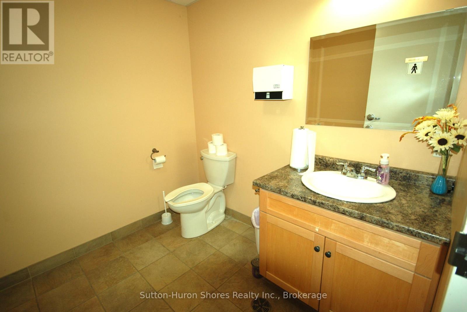 221 Adelaide Street Property Photo 8