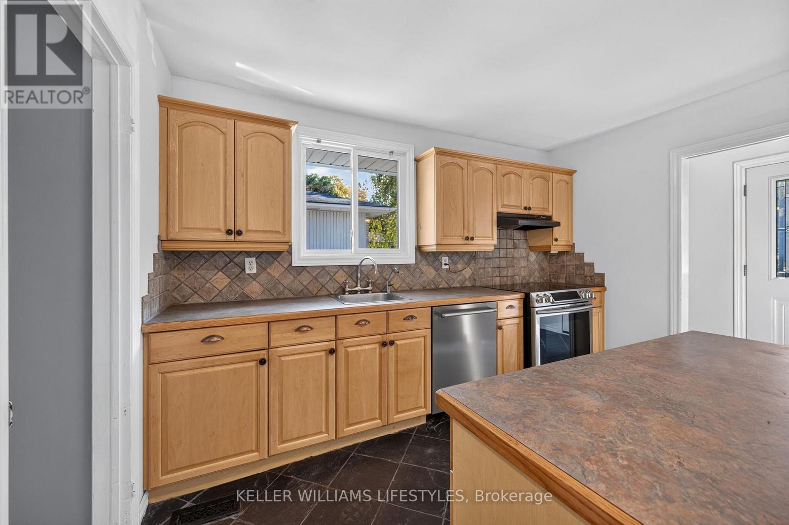 42 Stroud Crescent Property Photo 7