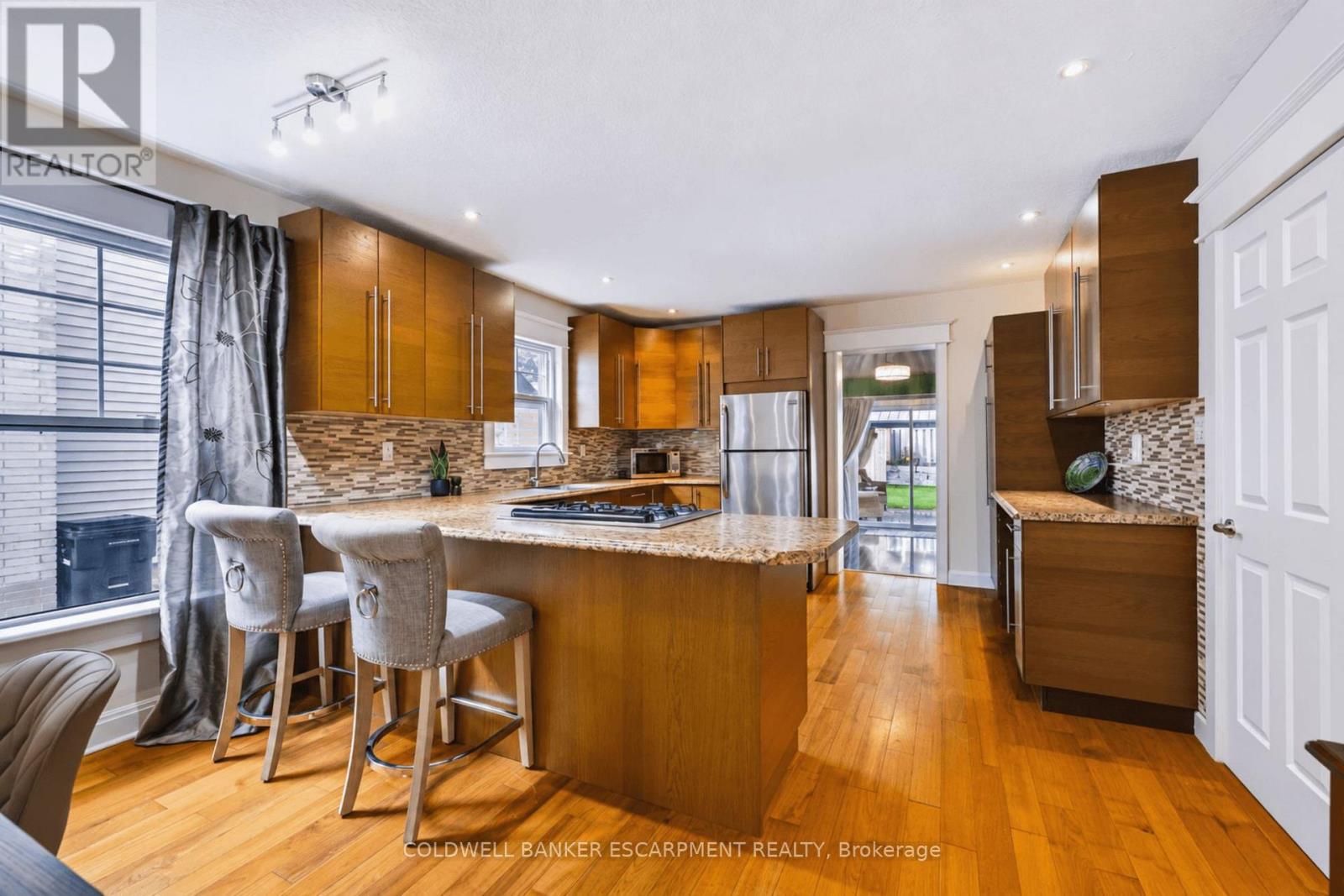 18 LOWREY AVENUE N Property Photo 1
