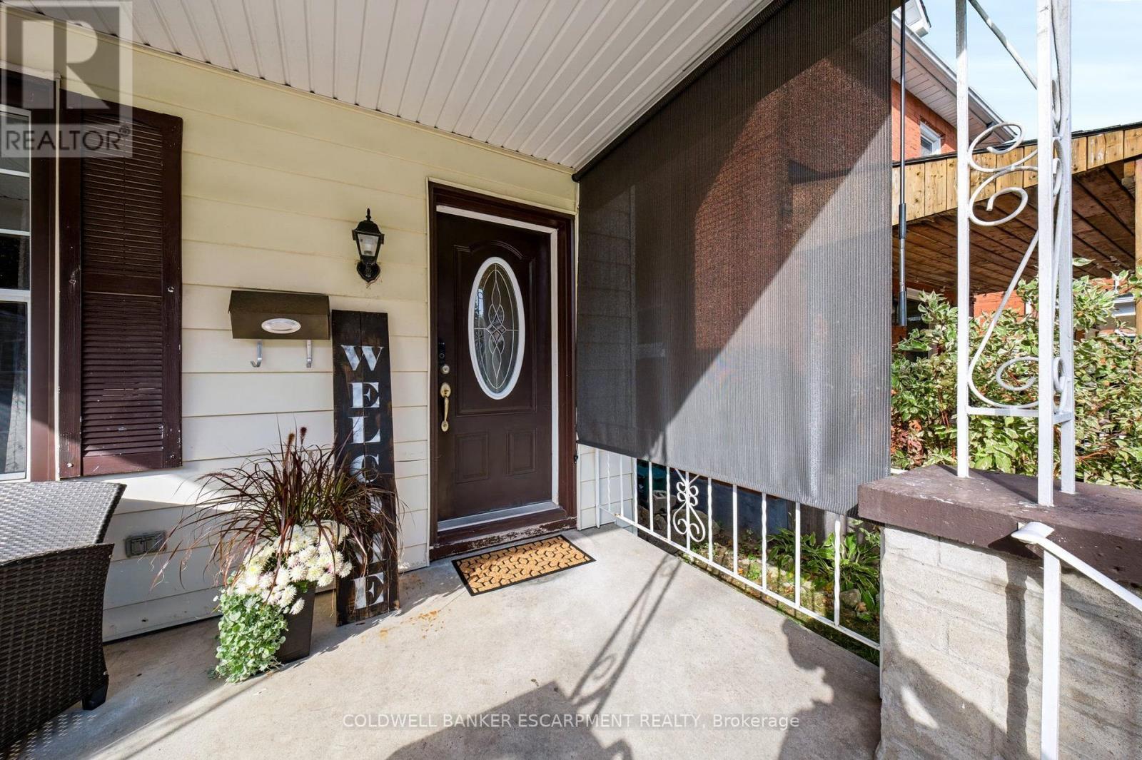 18 Lowrey Avenue N Property Photo 6