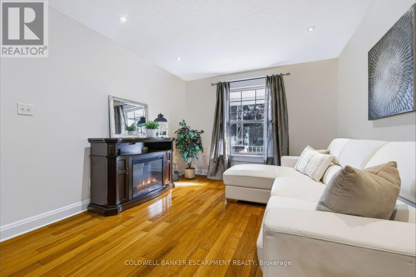18 Lowrey Avenue N Property Photo 10