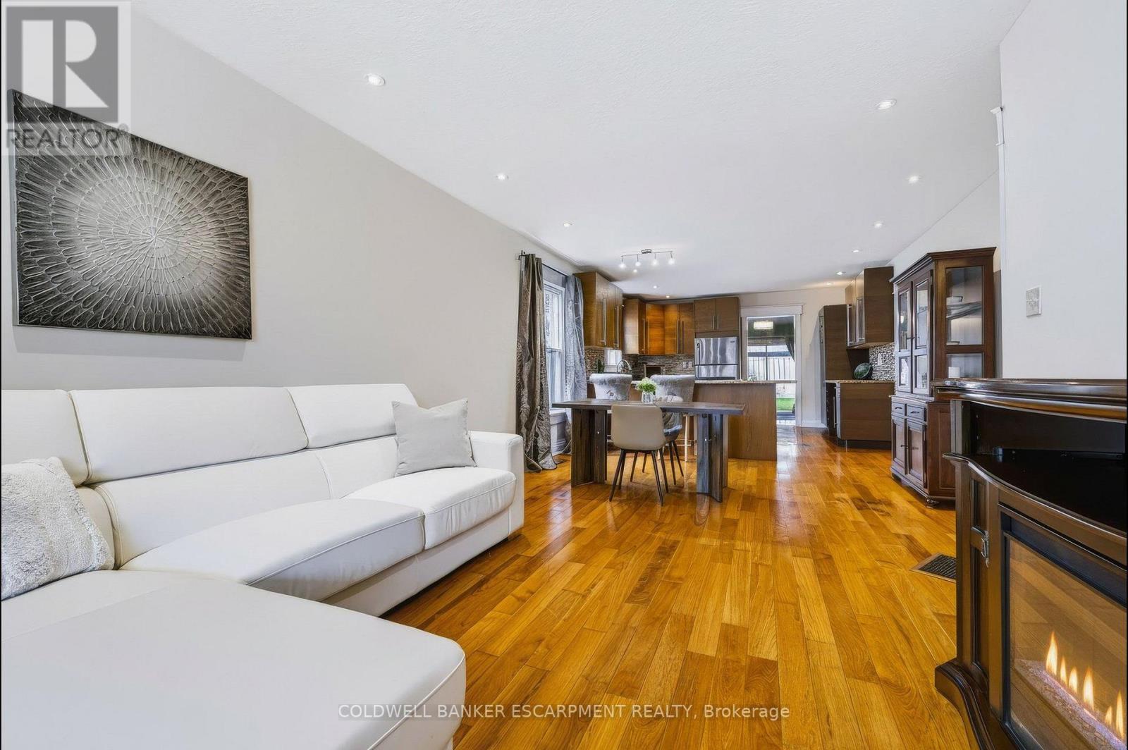 18 Lowrey Avenue N Property Photo 12