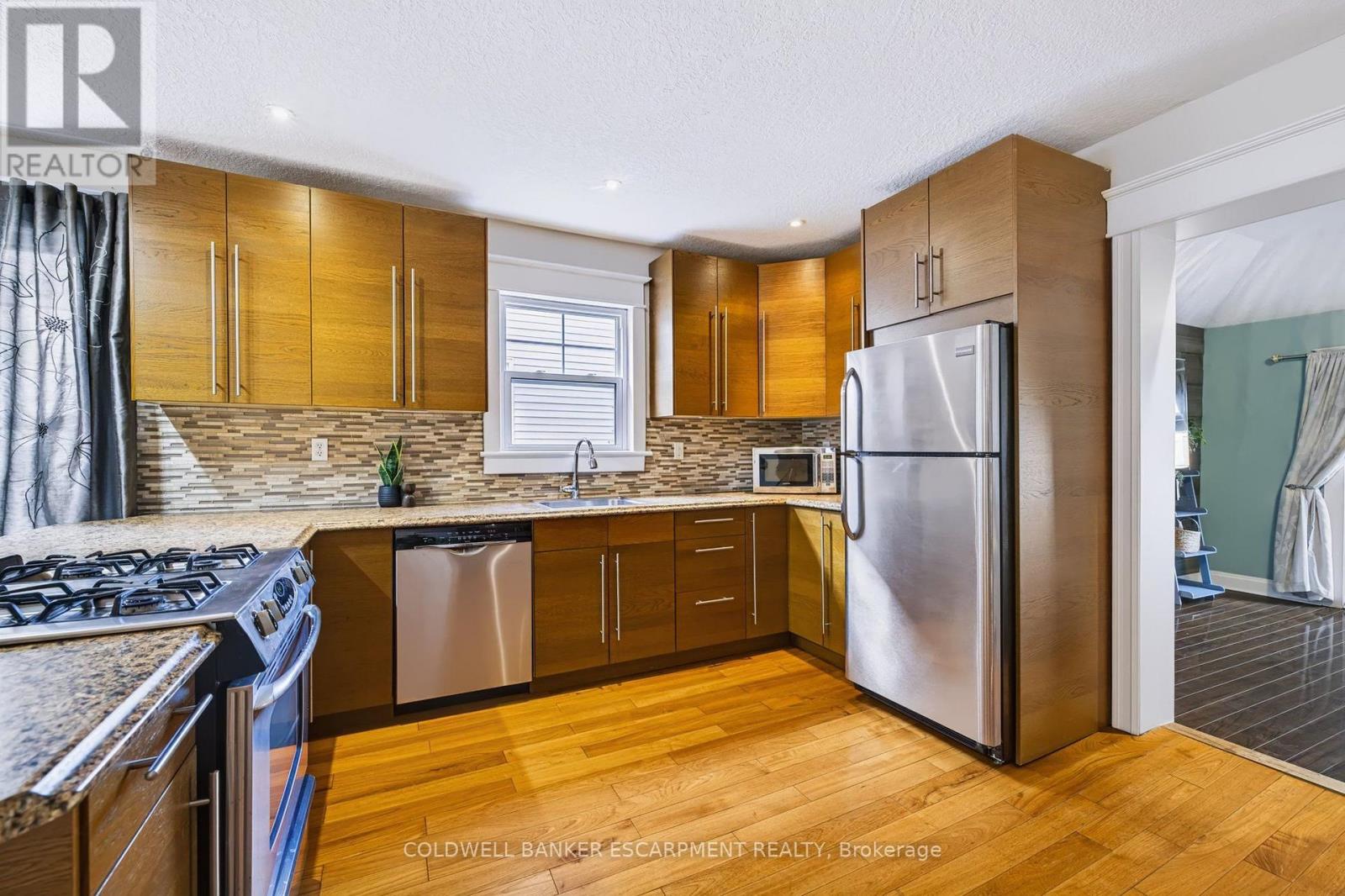 18 Lowrey Avenue N Property Photo 14