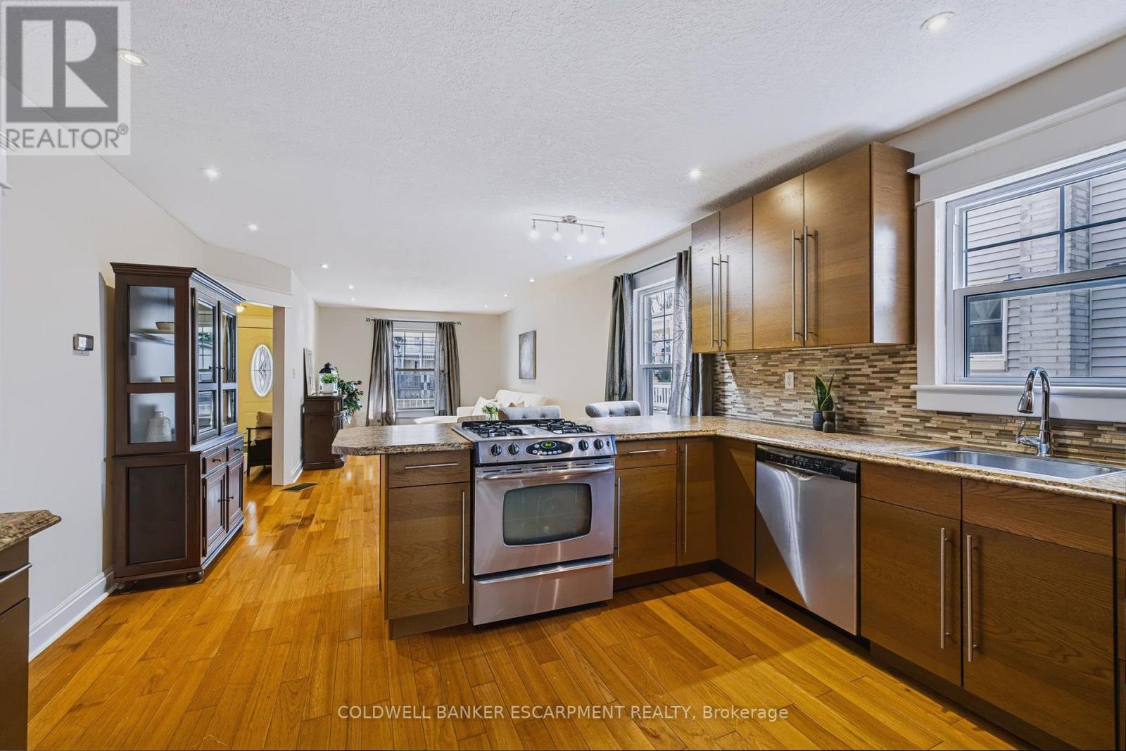 18 Lowrey Avenue N Property Photo 15