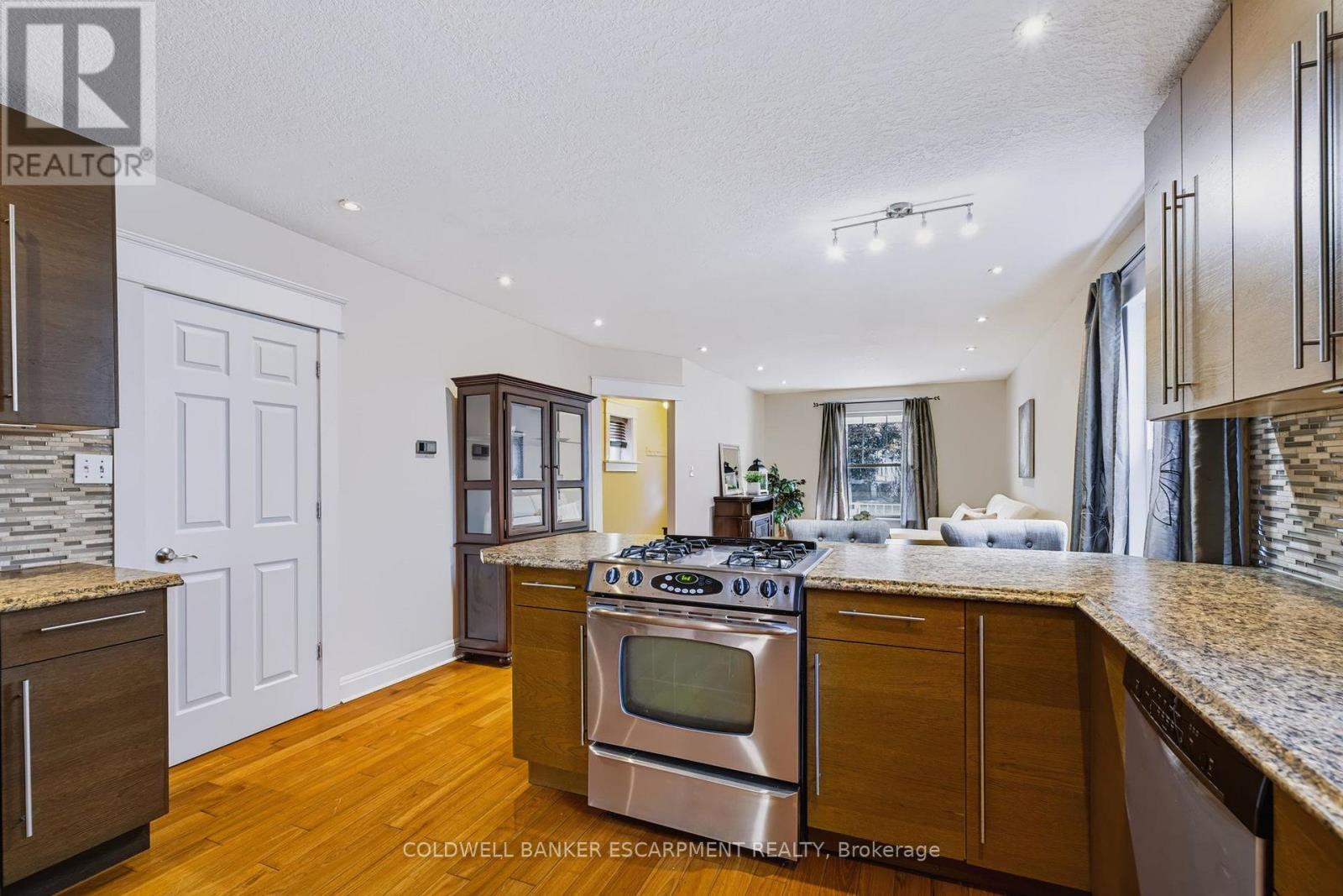 18 Lowrey Avenue N Property Photo 16