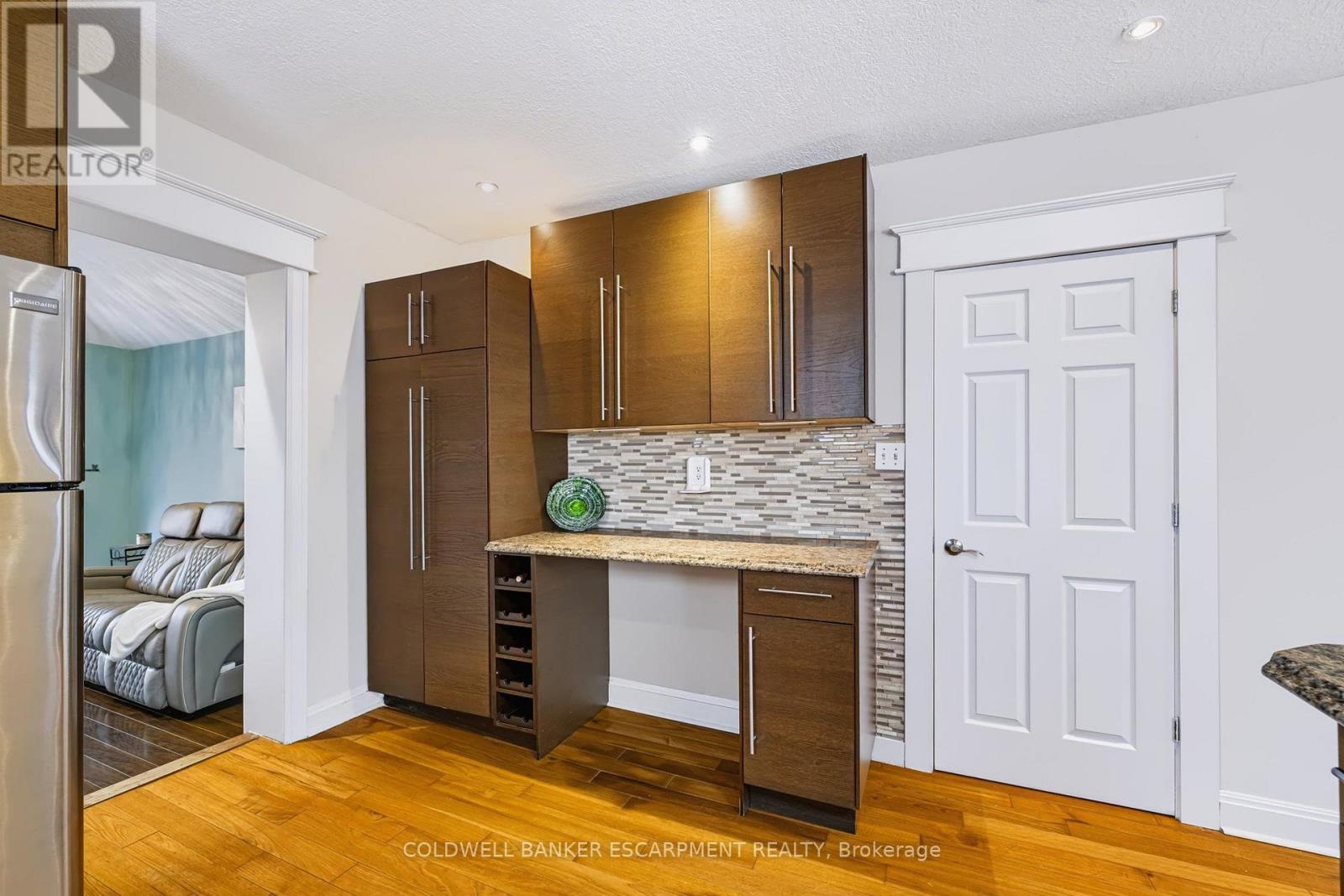 18 Lowrey Avenue N Property Photo 17