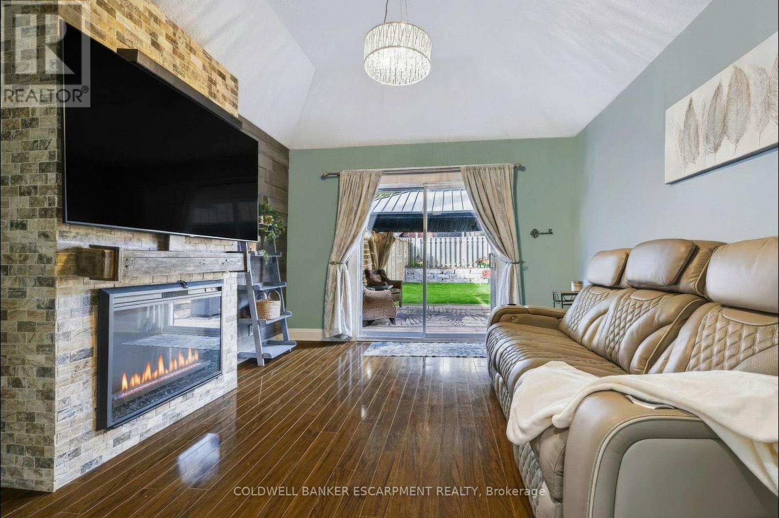 18 Lowrey Avenue N Property Photo 18