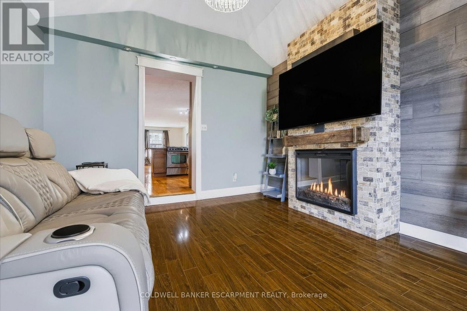 18 Lowrey Avenue N Property Photo 19